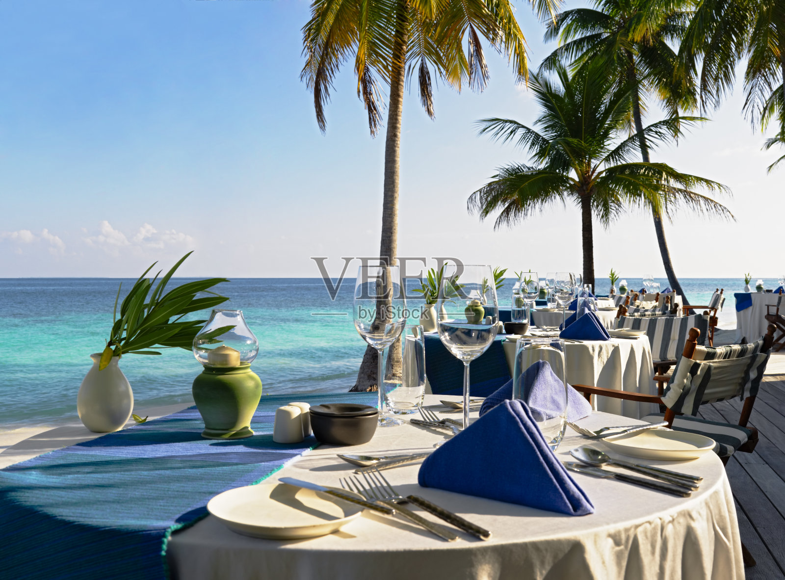 在美丽的蓝色海滩露天餐厅餐桌照片摄影图片