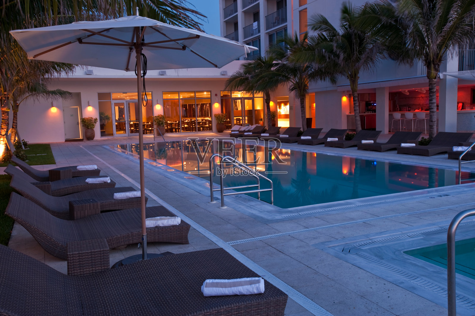 美丽的佛罗里达海滩酒店在日出照片摄影图片