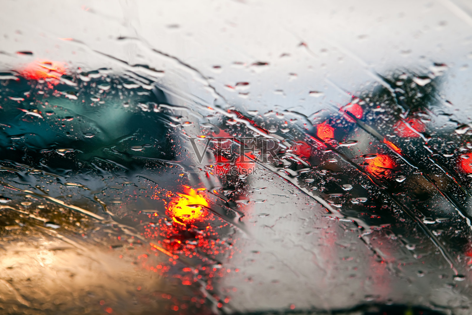 下雨时汽车的挡风玻璃被堵了照片摄影图片