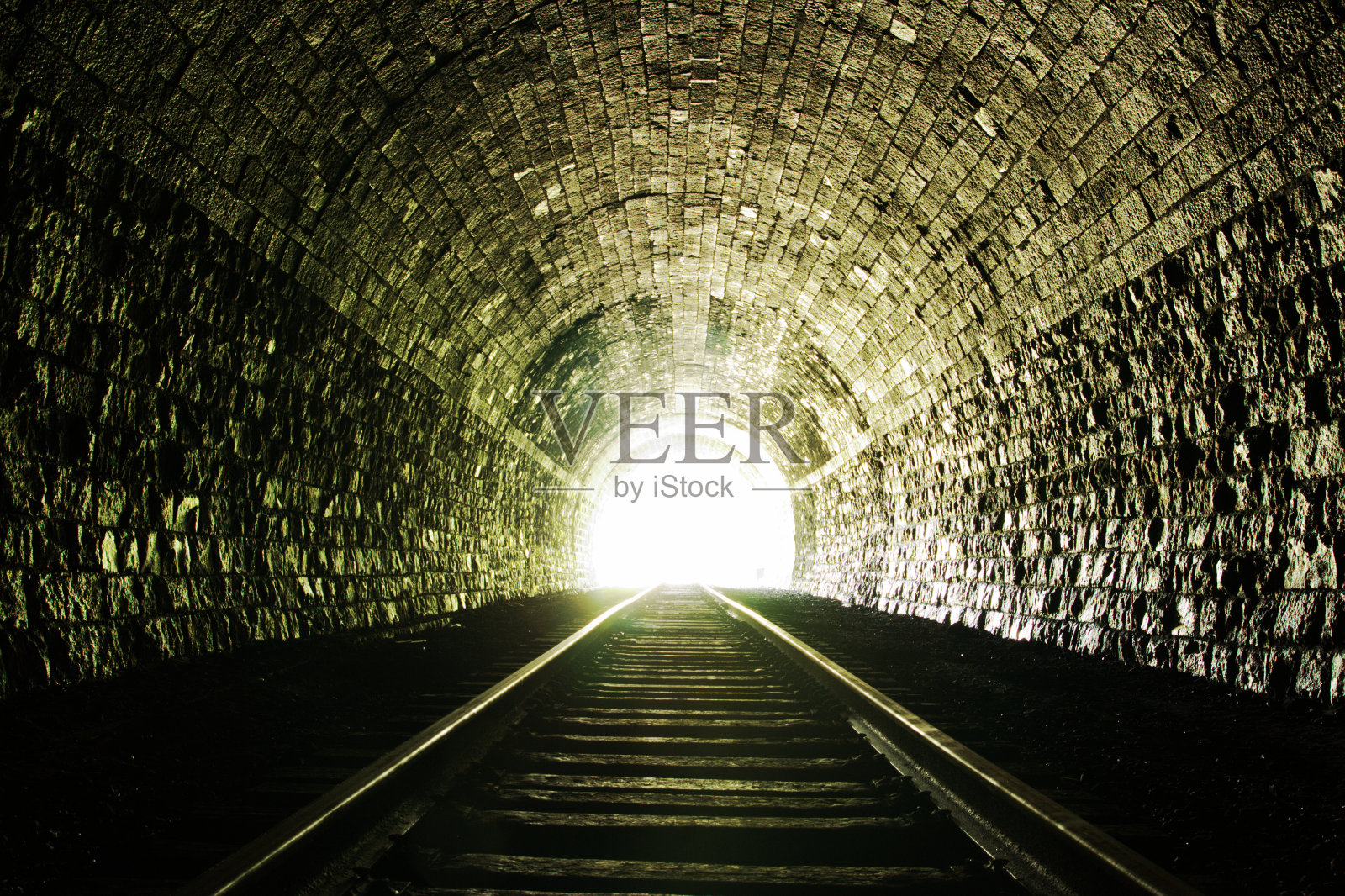 有火车轨道的砖砌隧道尽头有亮光照片摄影图片