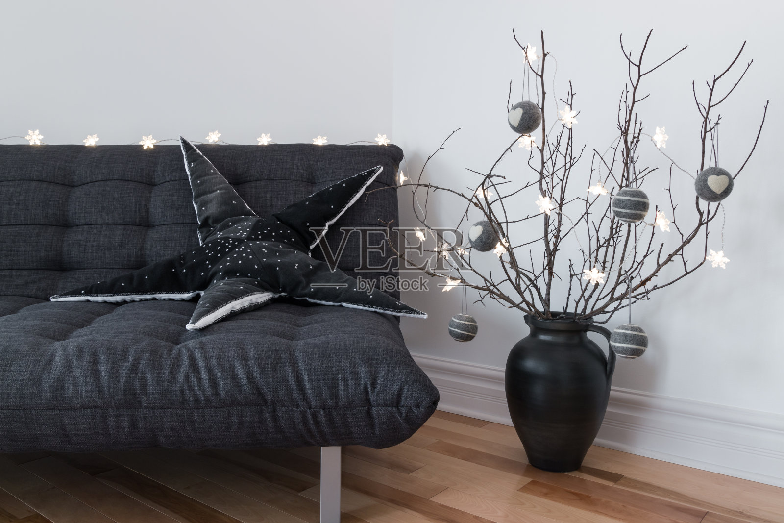 灰色的沙发，冬天的装饰品和舒适的灯光照片摄影图片