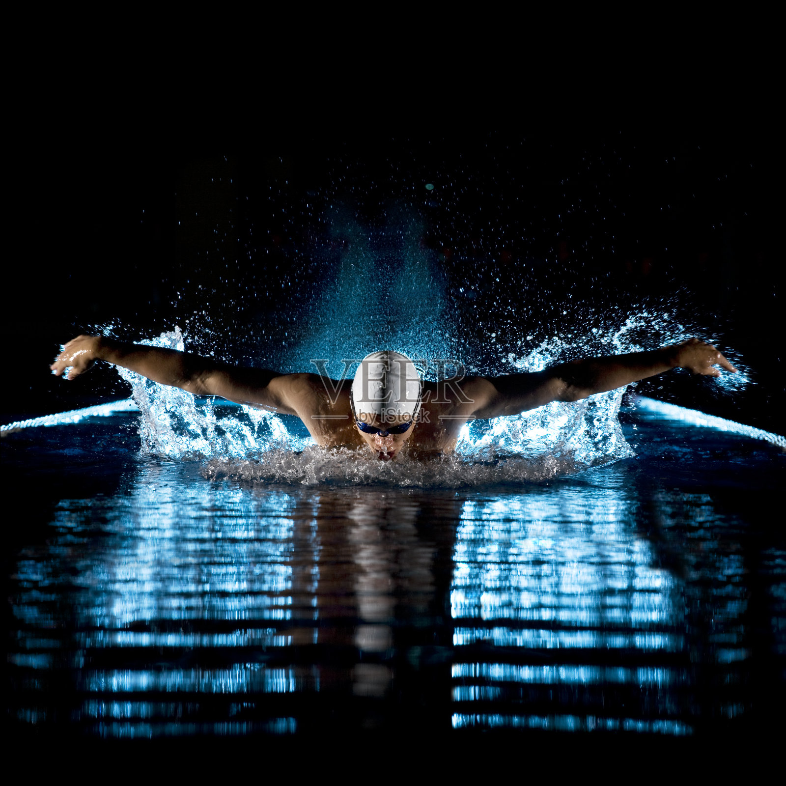 游泳运动员表演蝶泳照片摄影图片