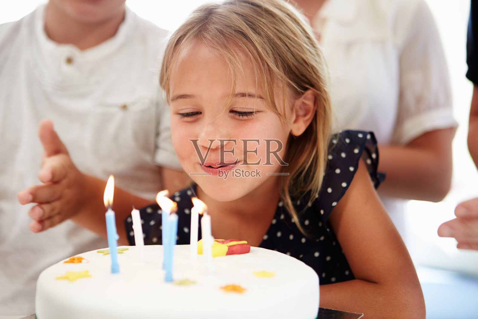 女孩用蛋糕庆祝生日照片摄影图片