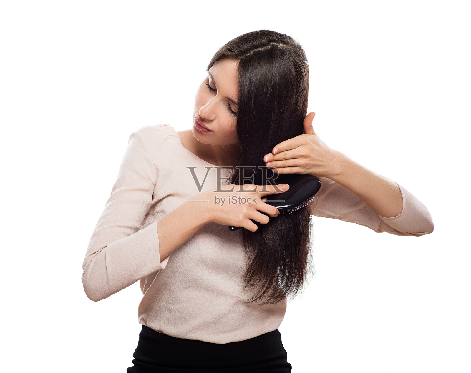一个年轻的黑发女人梳理她的头发的正面视图照片摄影图片