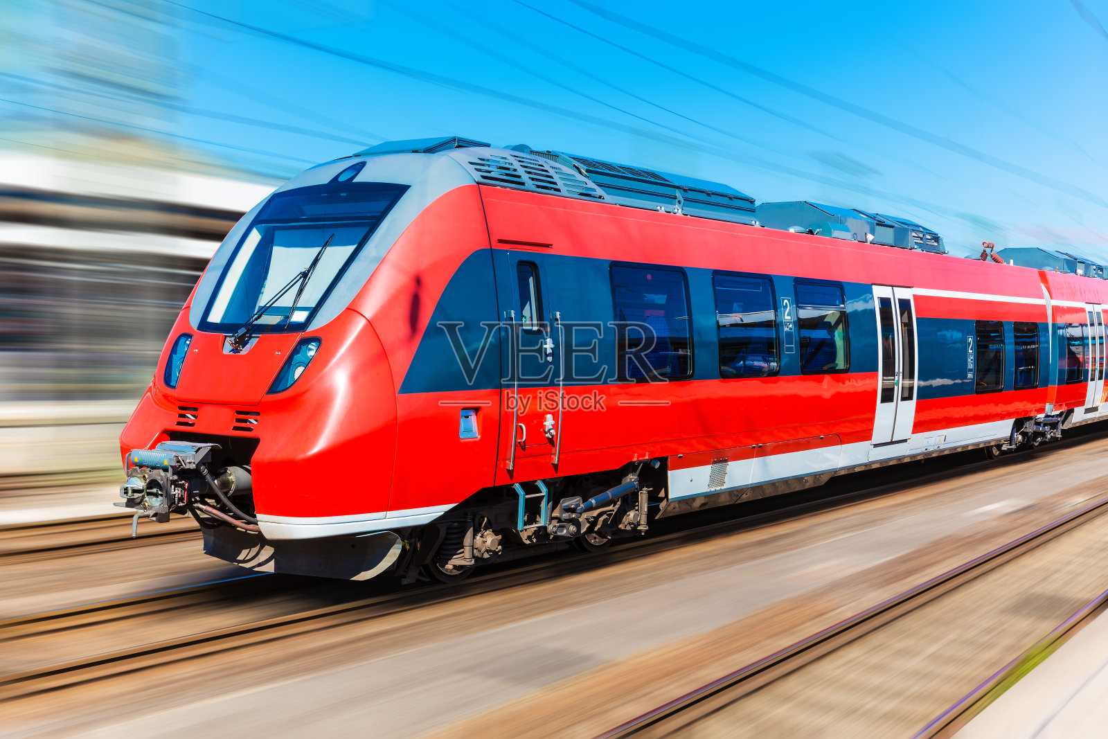 模糊运动的红色高速列车照片摄影图片