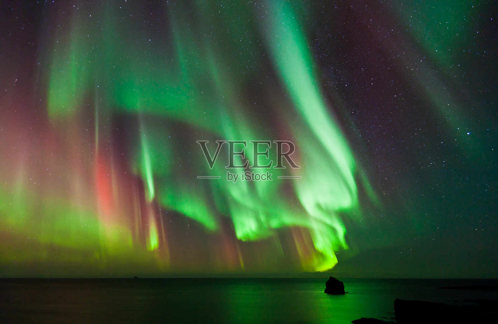 冰岛，绚丽的北极光照片摄影图片