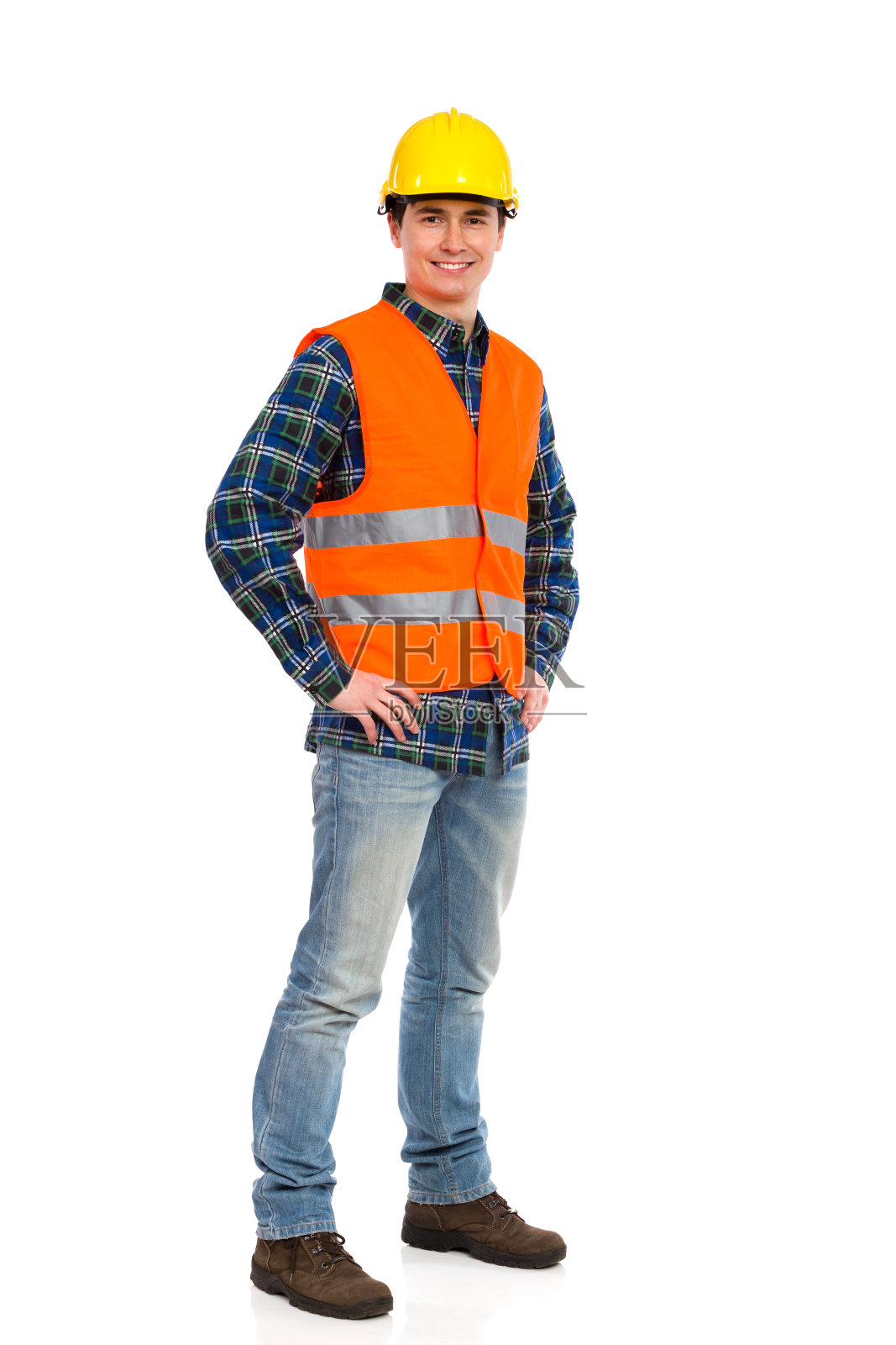 身穿橙色背心、头戴黄色帽子的建筑工人微笑着照片摄影图片