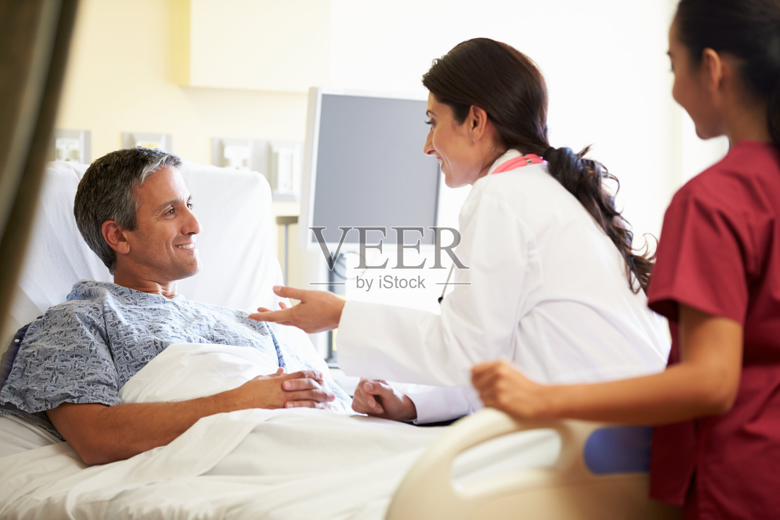 女医生在病房里和男病人谈话照片摄影图片