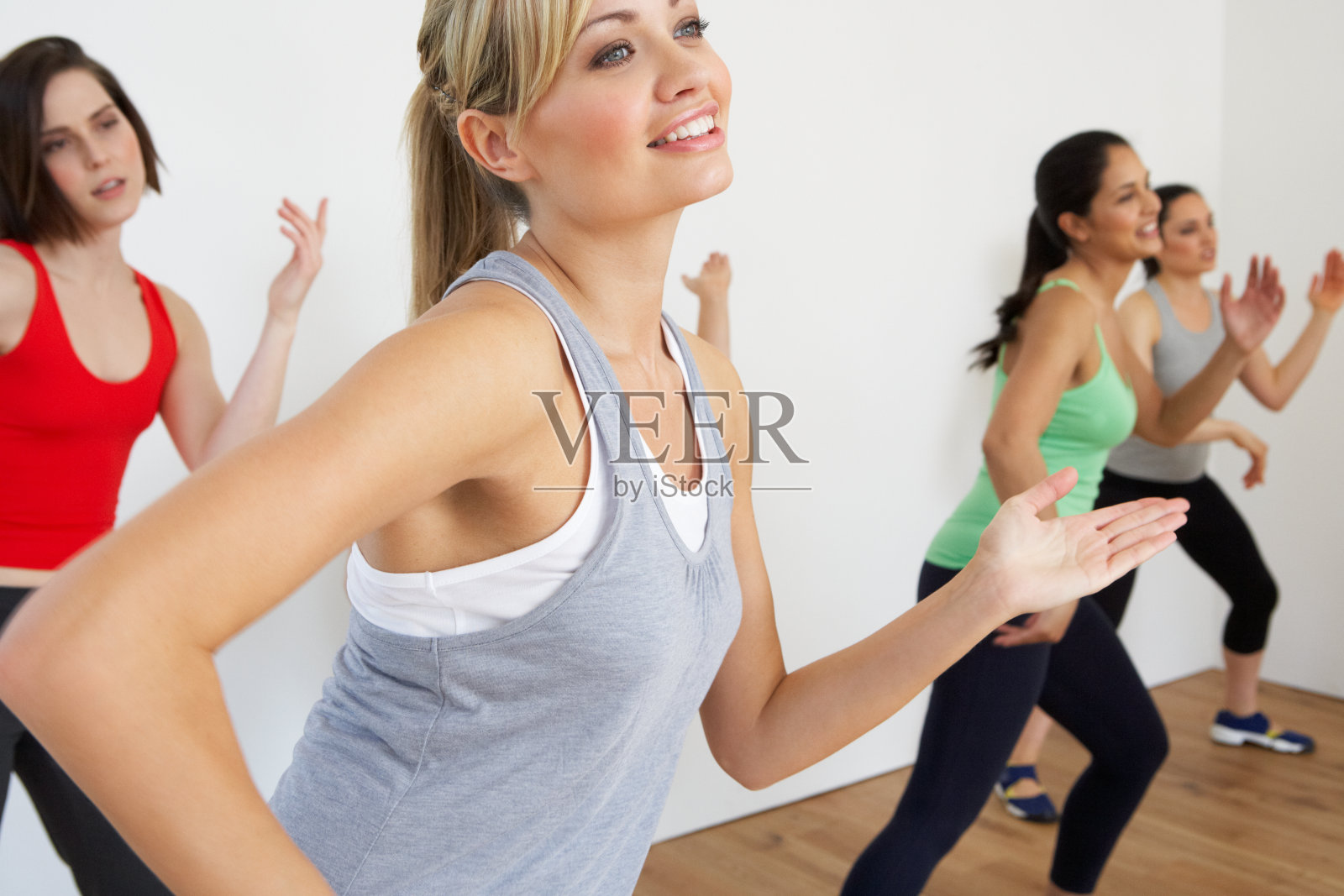 女性在舞蹈工作室锻炼照片摄影图片