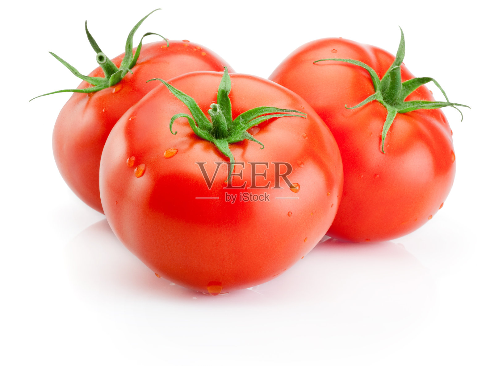 三个多汁的湿西红柿孤立在白色背景上照片摄影图片