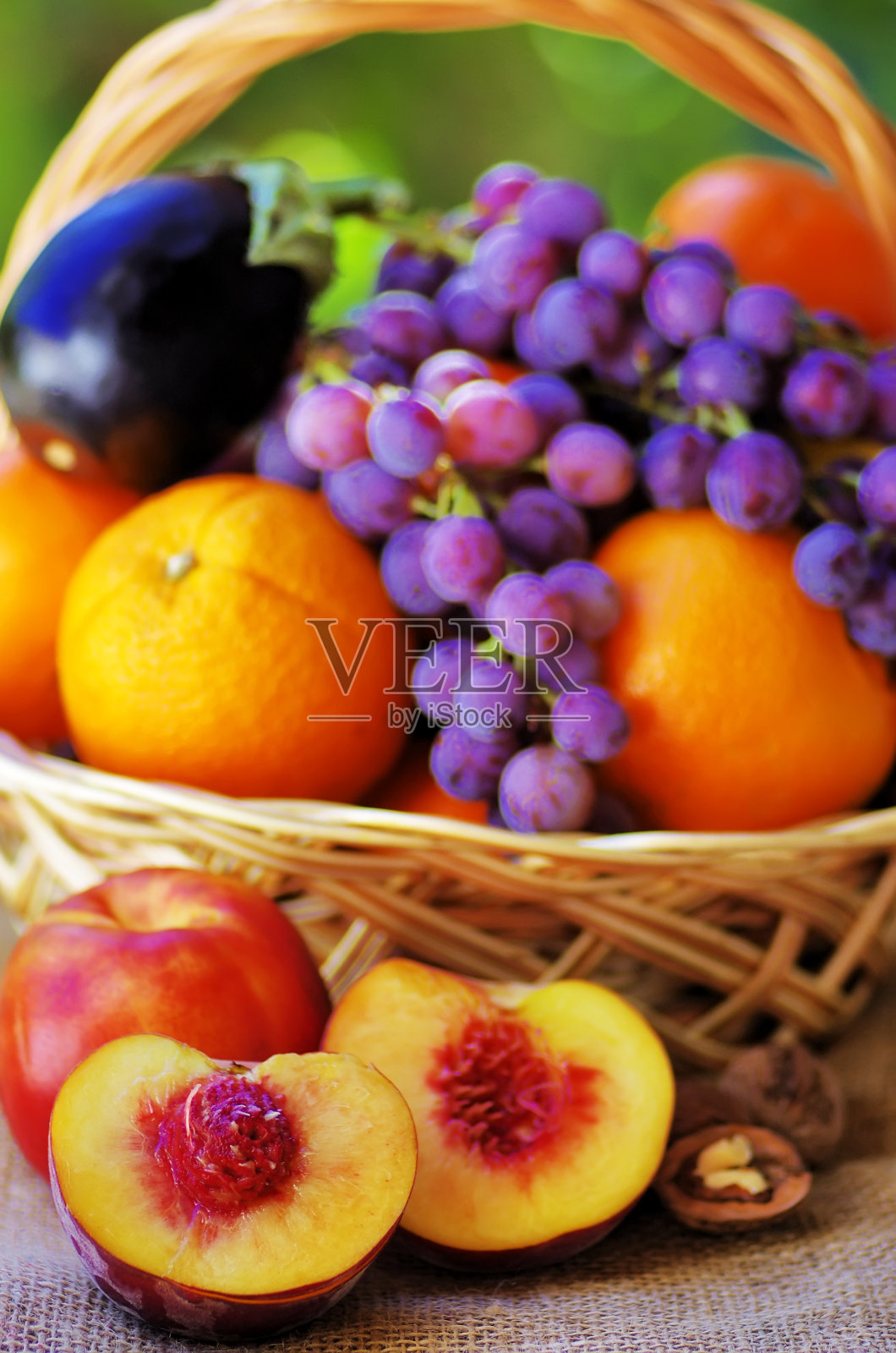 满满一篮子柑橘类水果和桃子照片摄影图片