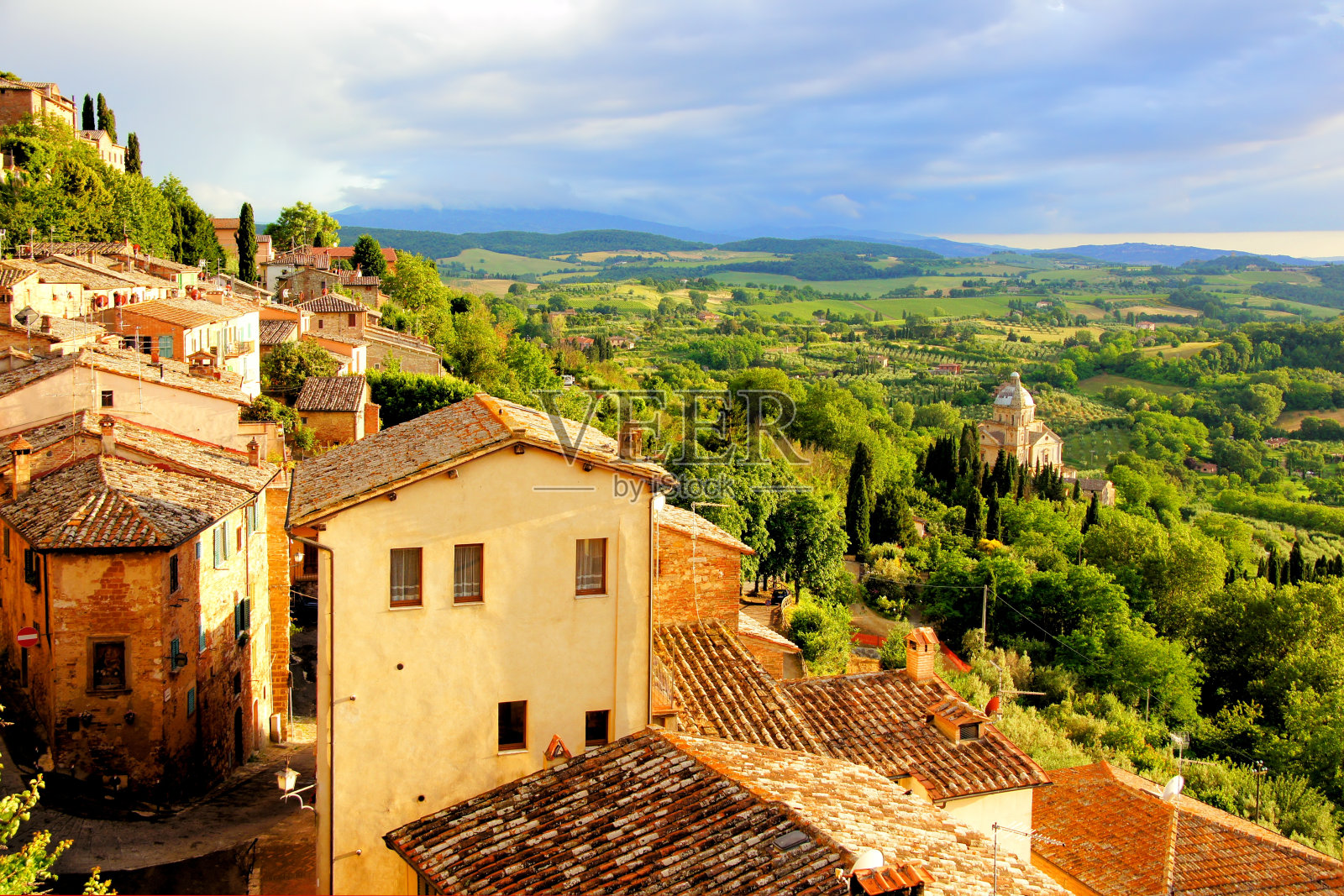 意大利托斯卡纳小镇俯瞰乡村的日落美景照片摄影图片
