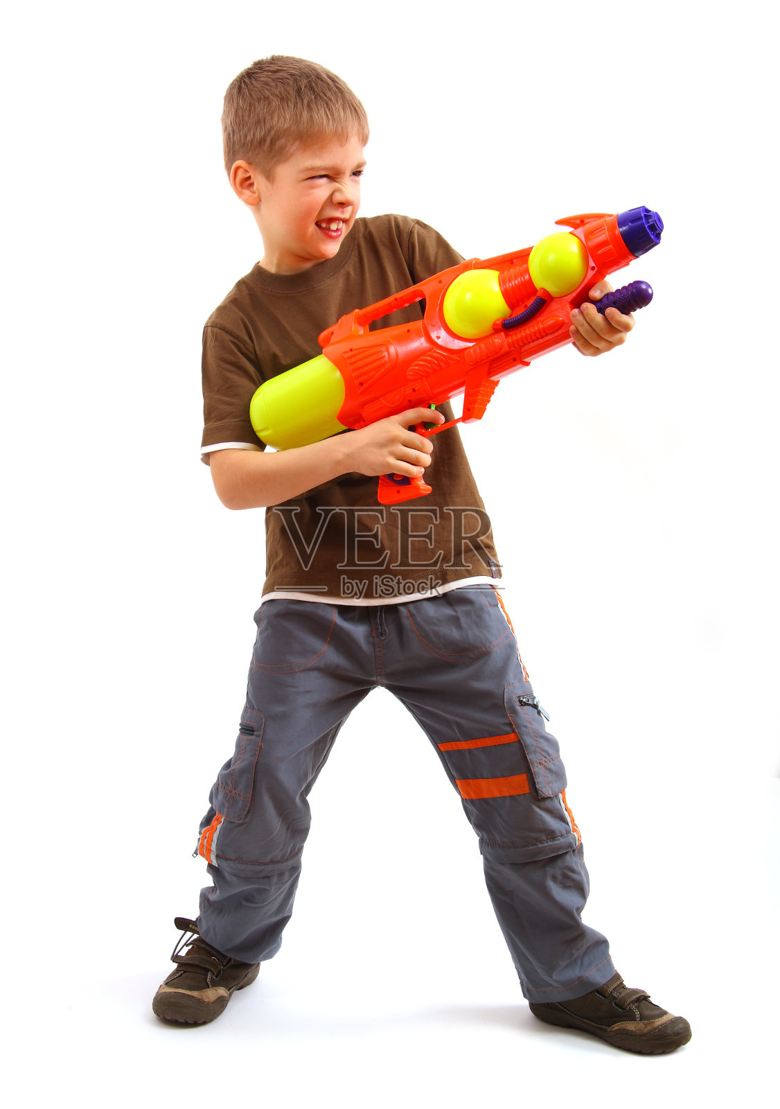 一个小男孩拿着一支色彩鲜艳的水枪照片摄影图片