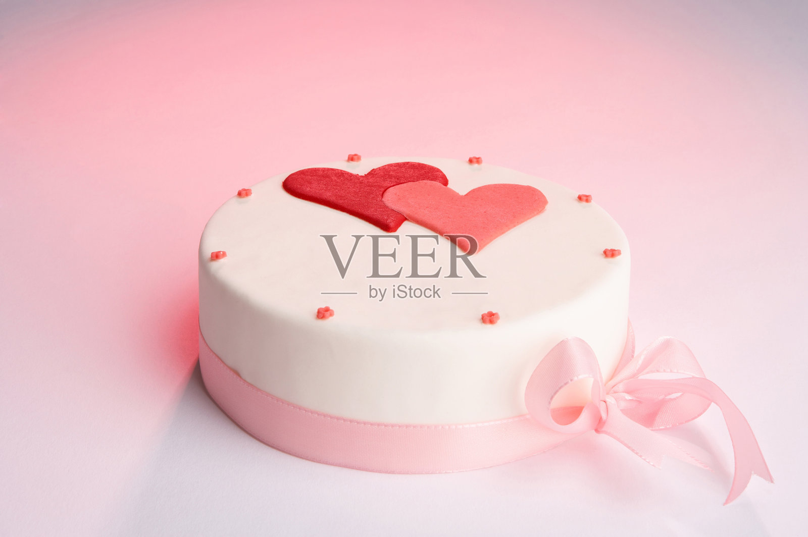 一个美味的情人节蛋糕，有两个心和一条丝带照片摄影图片