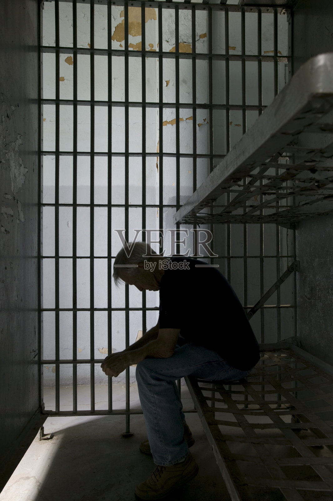 一个被关在牢房里的悲伤孤独的老人照片摄影图片