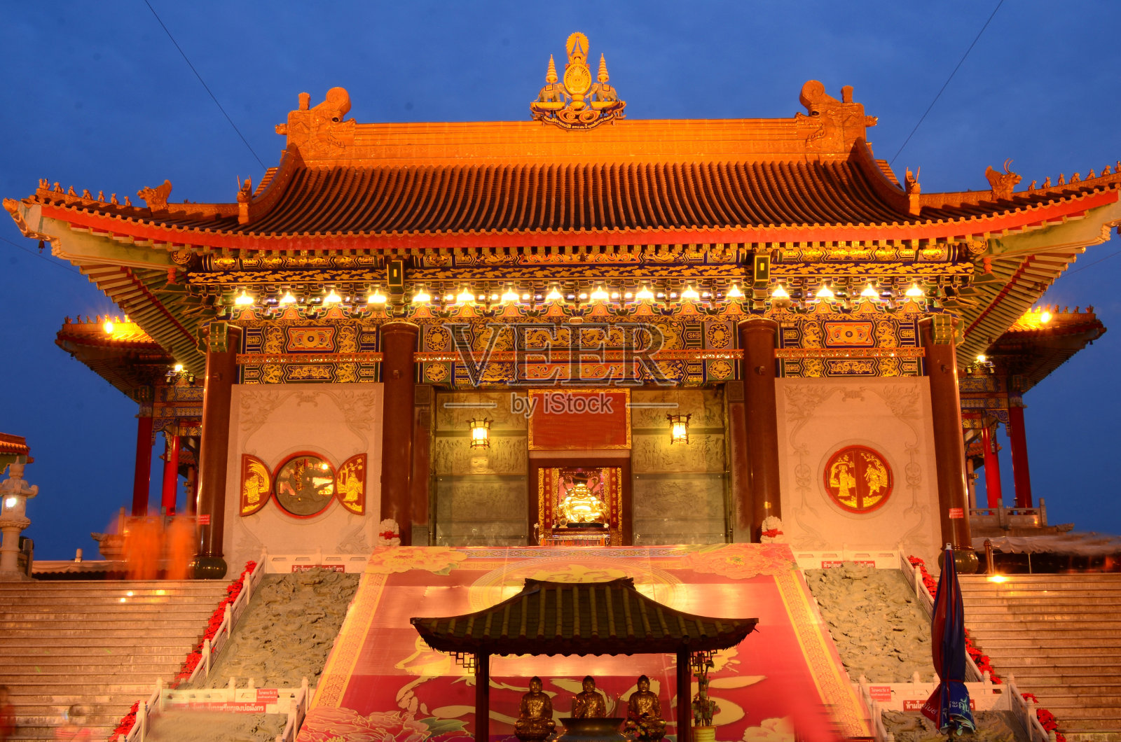 中国寺庙的夜晚。照片摄影图片