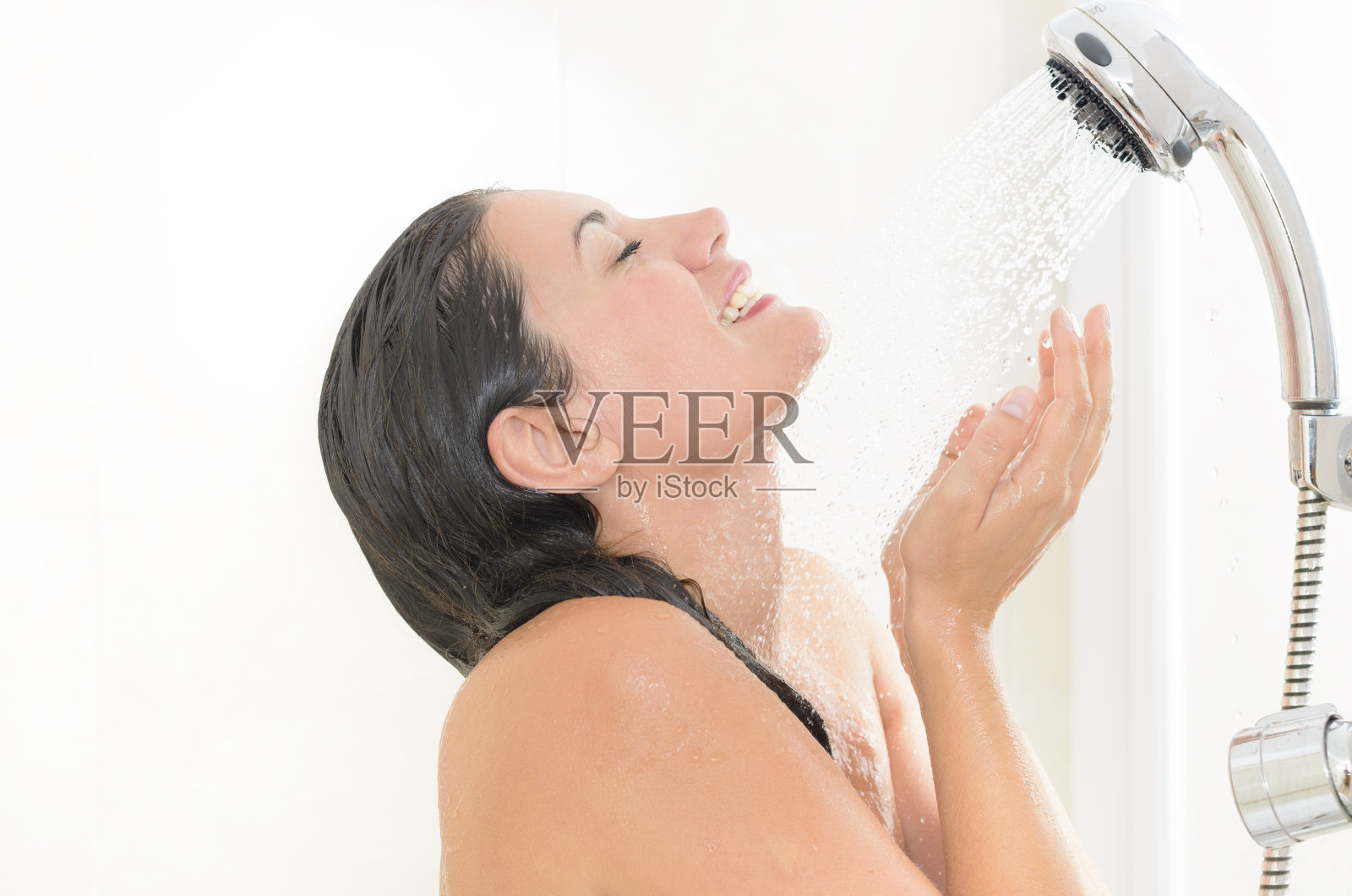 女人在洗澡照片摄影图片