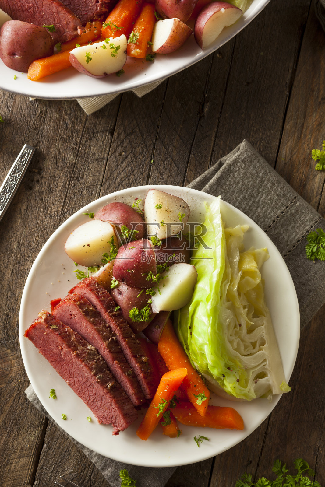 自制的腌牛肉和卷心菜照片摄影图片