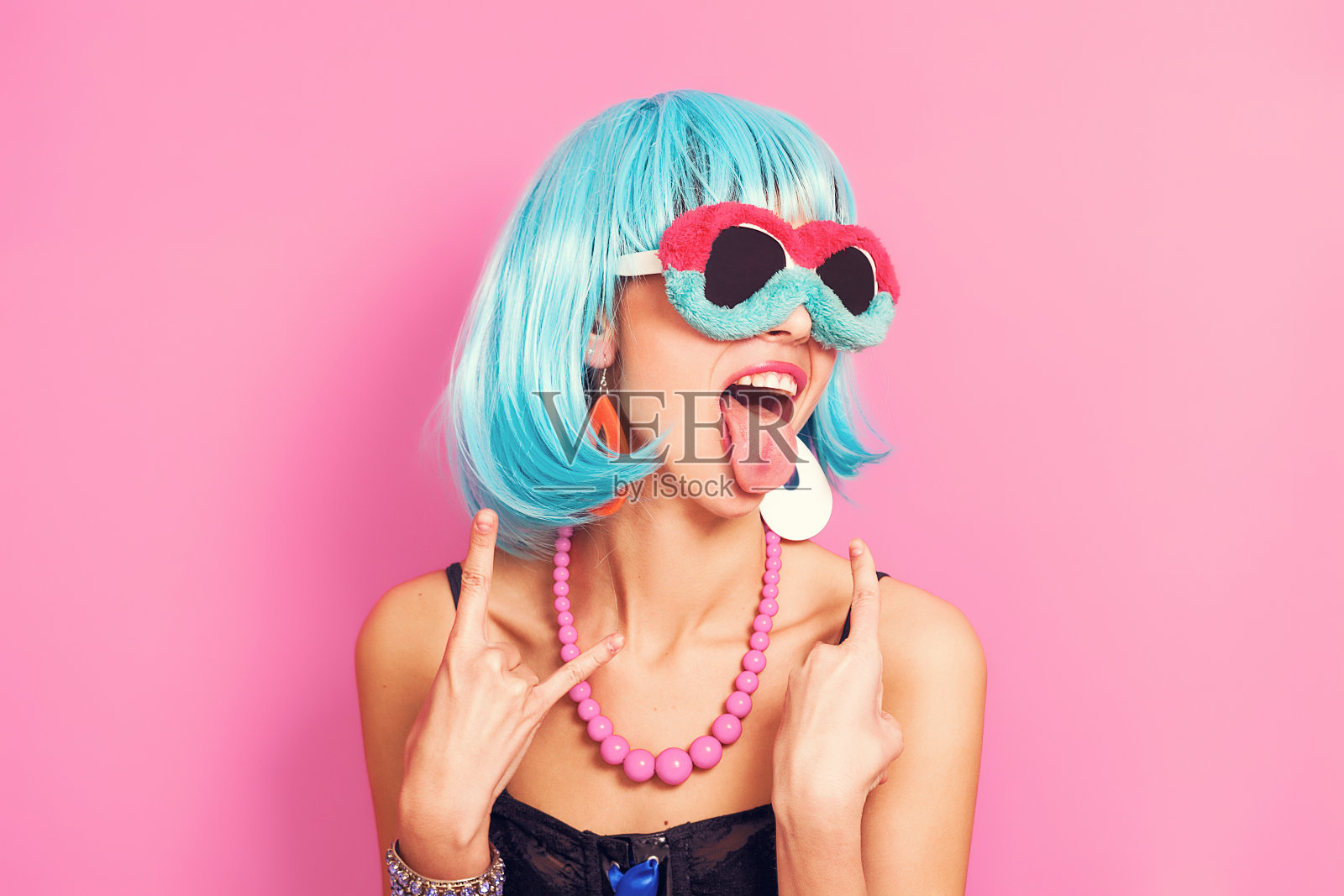 流行女孩肖像戴着怪异的太阳镜和蓝色假发照片摄影图片