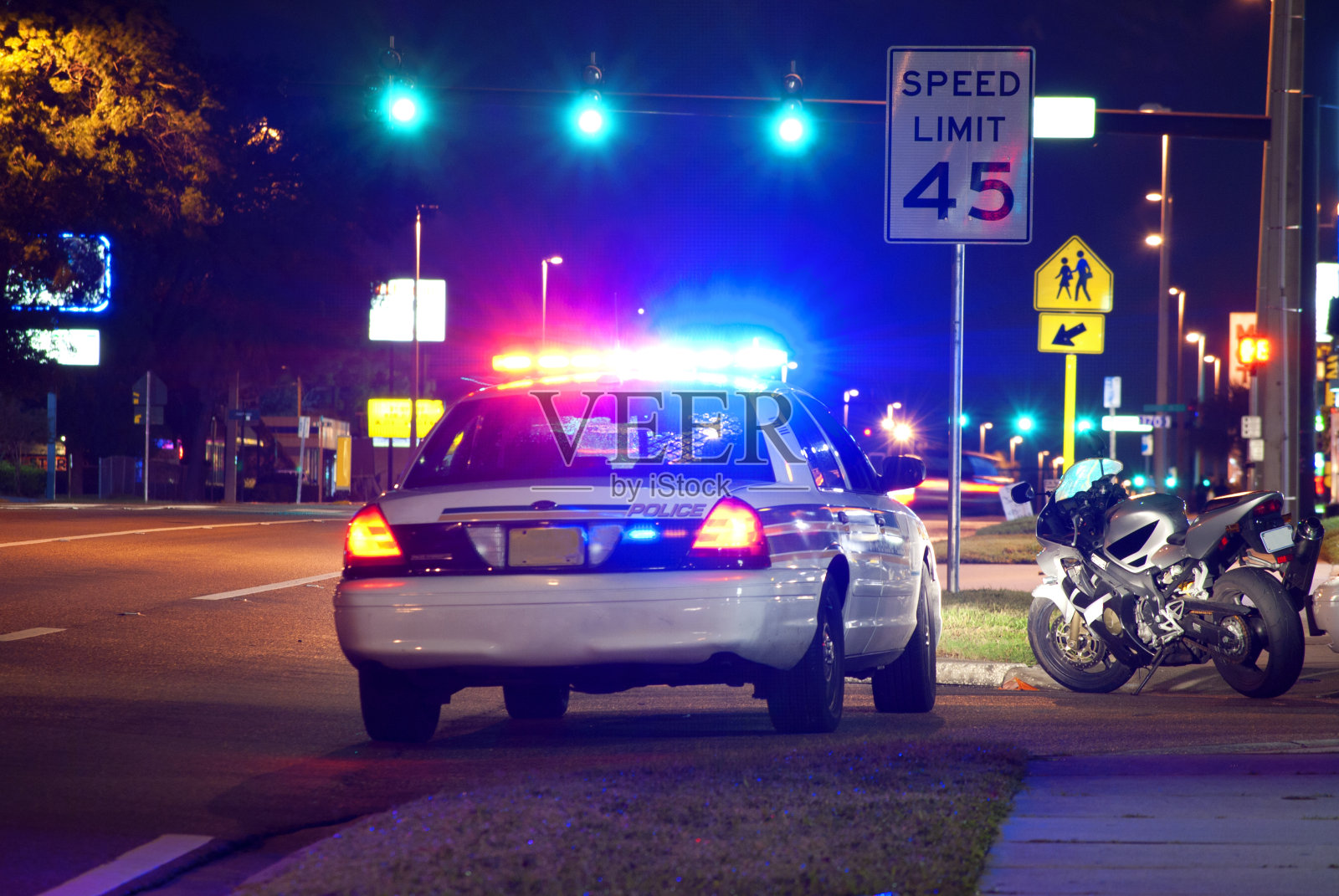 警察在晚上拦下了摩托车照片摄影图片