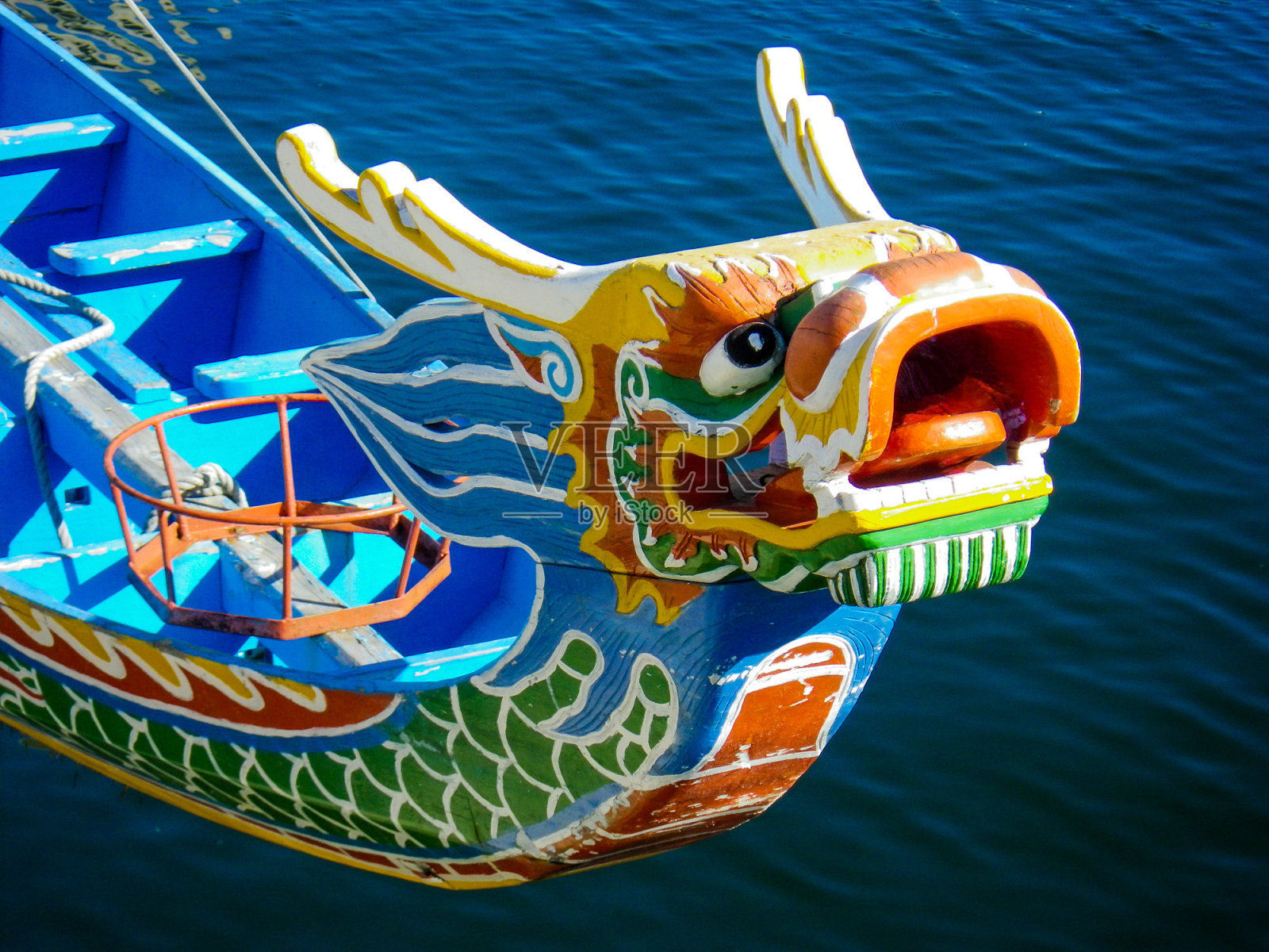 中国龙彩雕木船照片摄影图片