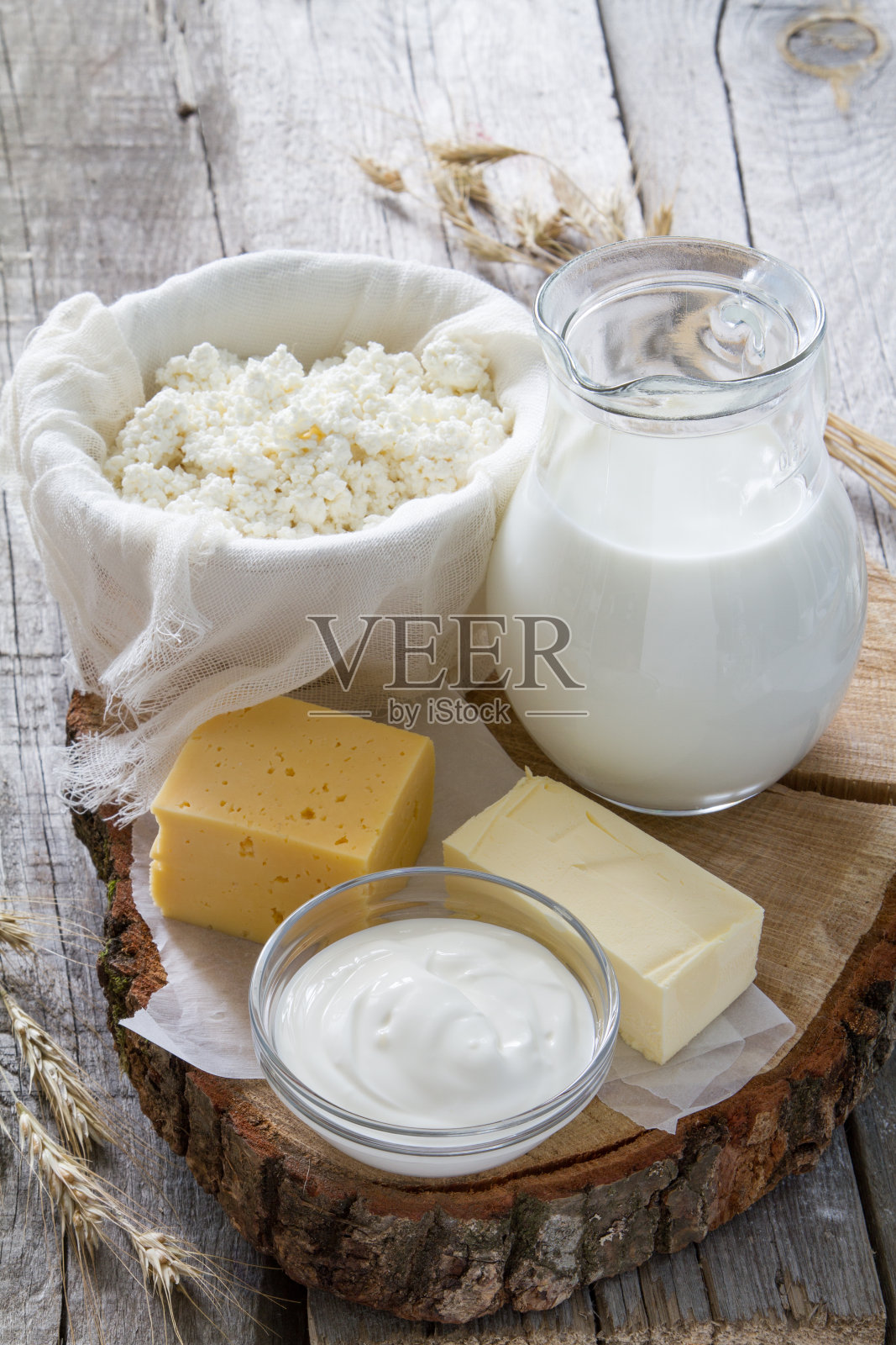 新鲜乳制品(牛奶、白软干酪、芝士、黄油、酸奶油)照片摄影图片
