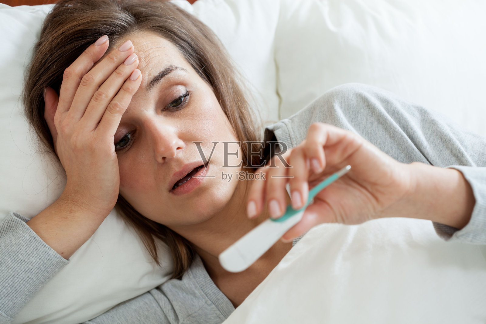 在床上发烧的女人照片摄影图片