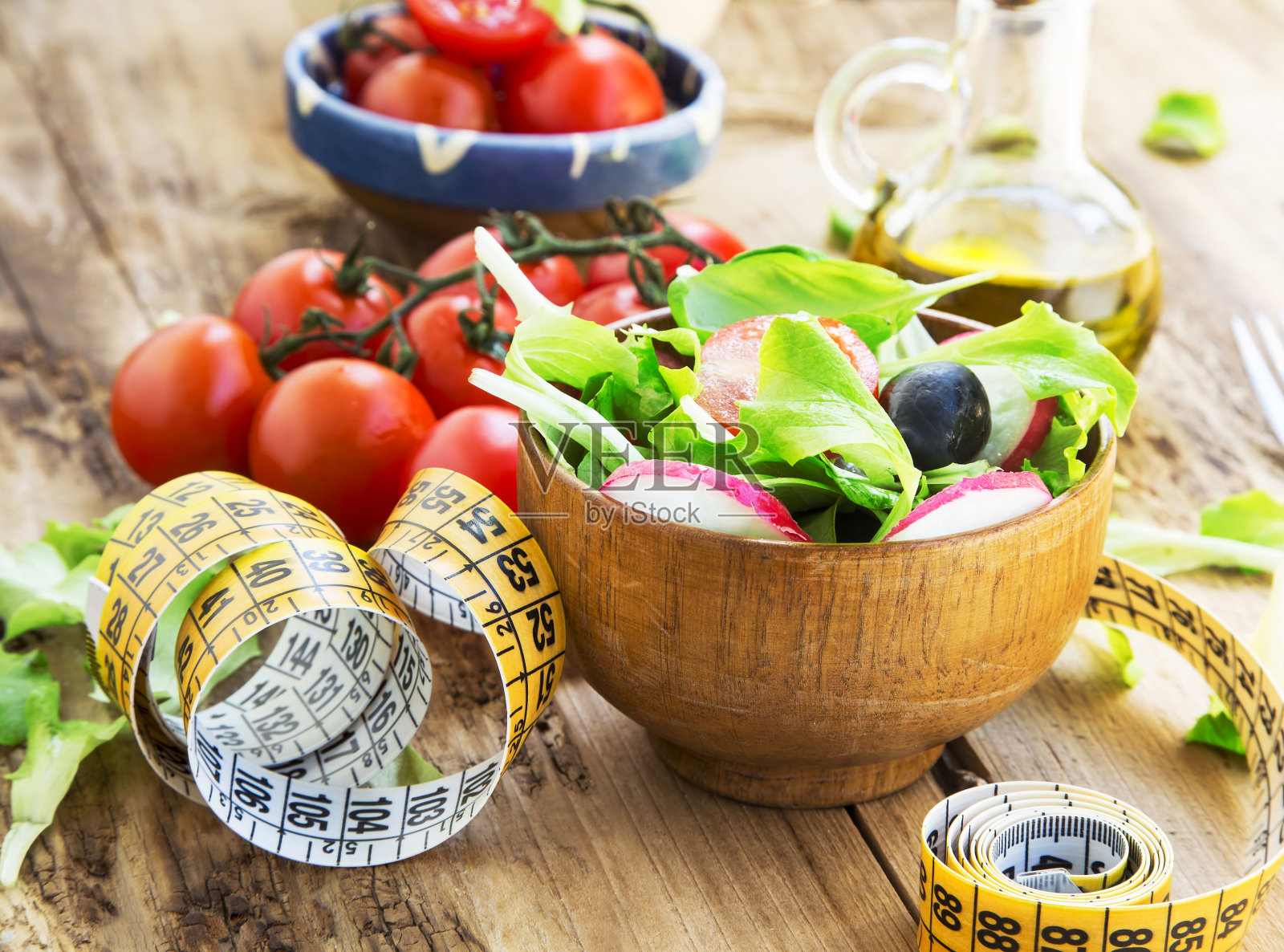 健康蔬菜沙拉用卷尺。饮食概念照片摄影图片