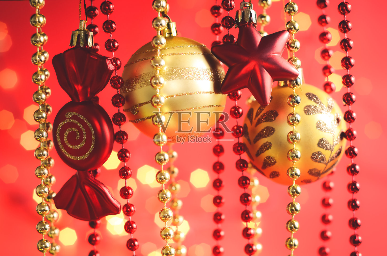 圣诞节的装饰是红色和金色照片摄影图片