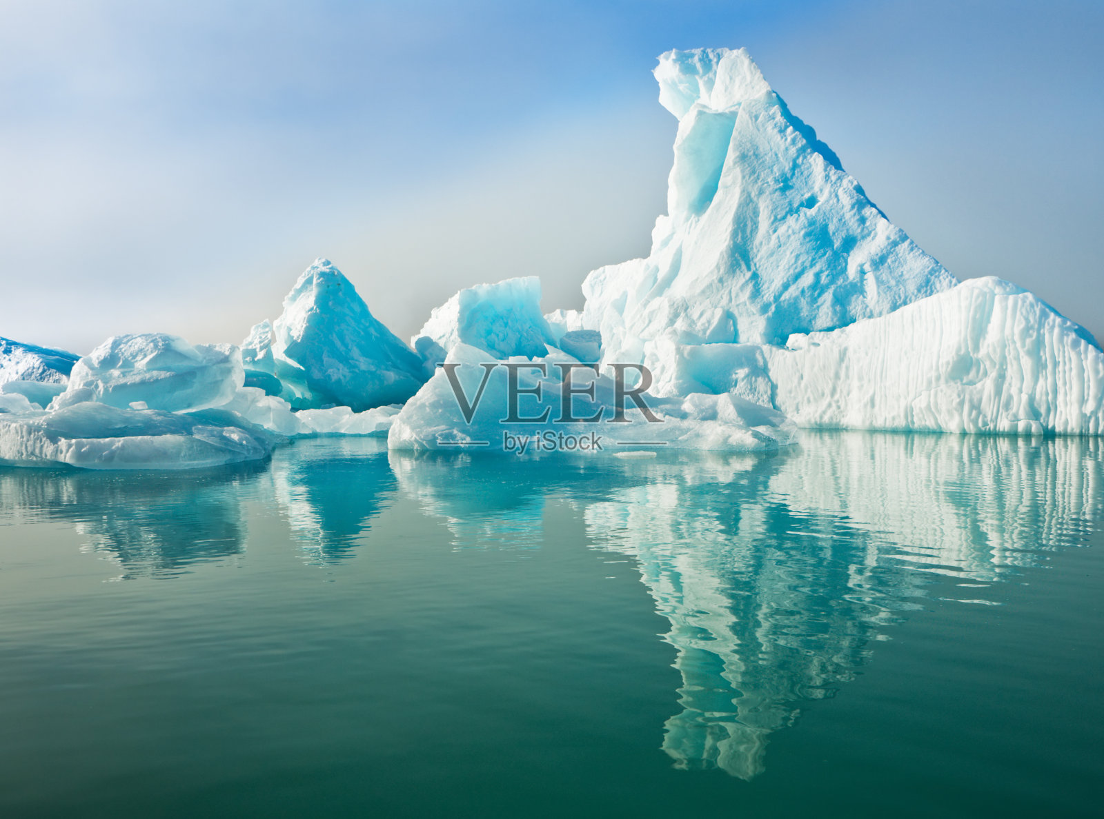 平静水面上的冰山照片摄影图片