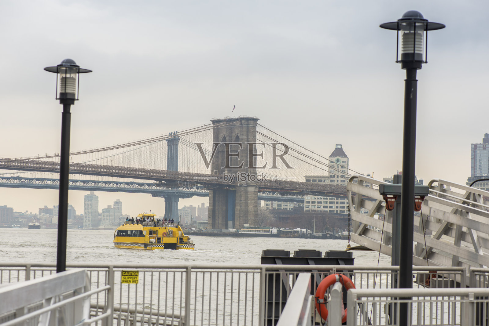 曼哈顿和布鲁克林大桥的水上出租车照片摄影图片