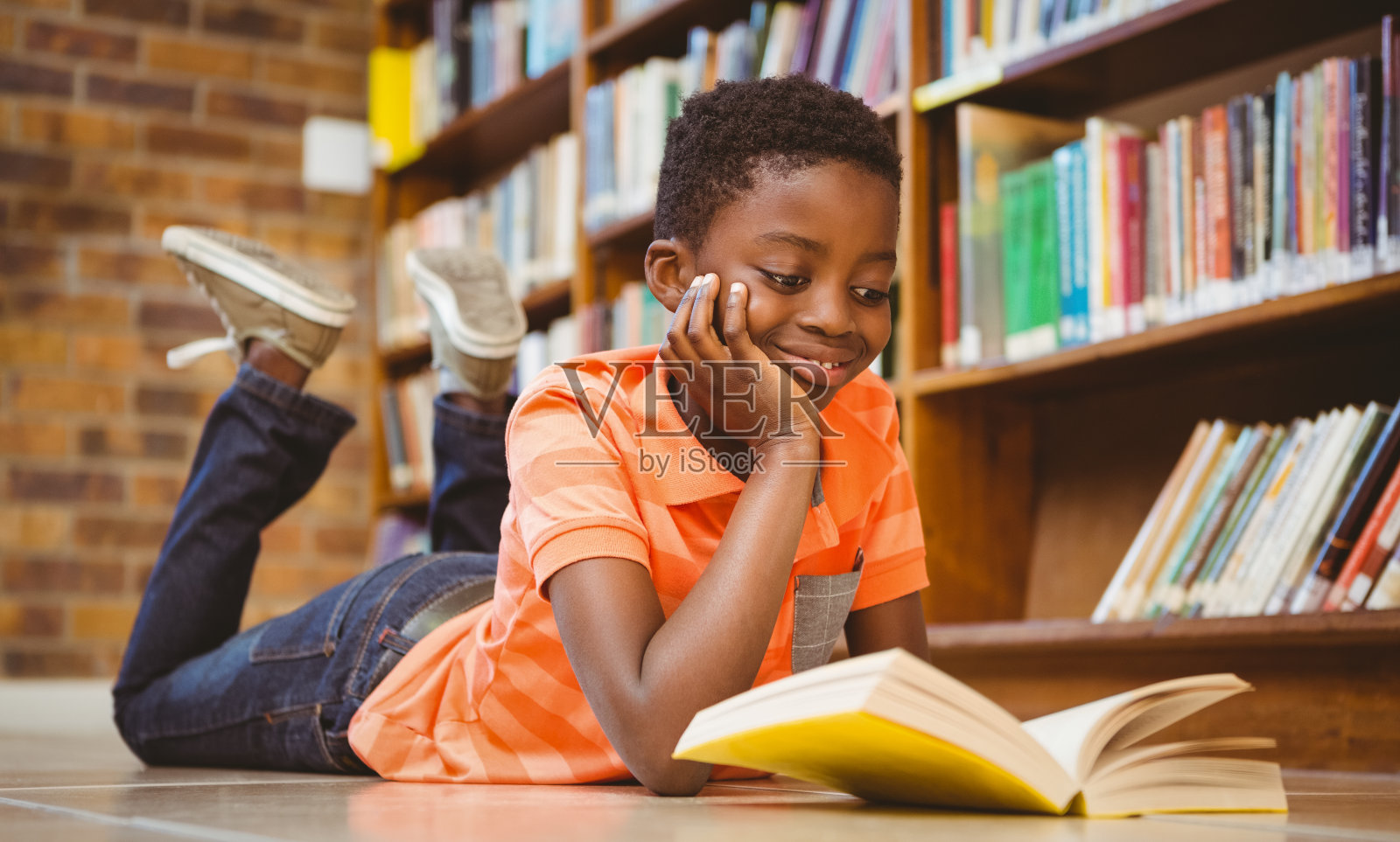 可爱的男孩在图书馆看书照片摄影图片