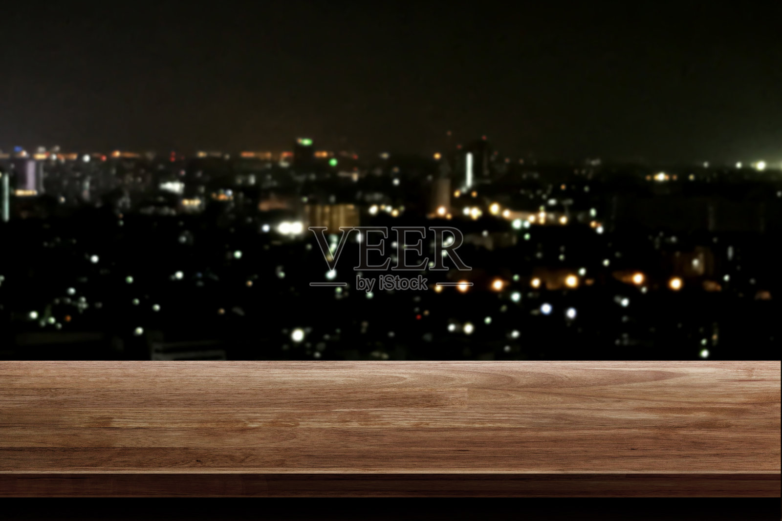 木质桌面在夜晚的城市背景照片摄影图片