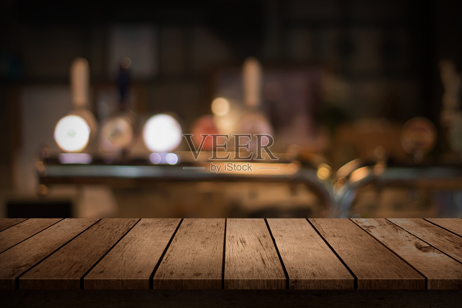 木制的桌子与一个模糊的饮料酒吧背景照片摄影图片