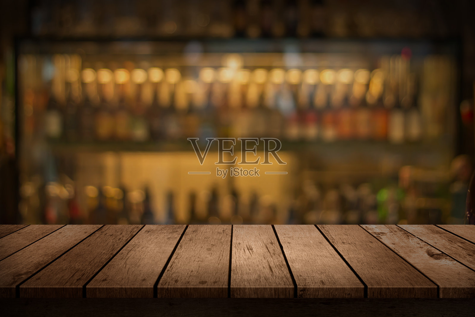 木制的桌子与一个模糊的饮料酒吧背景照片摄影图片
