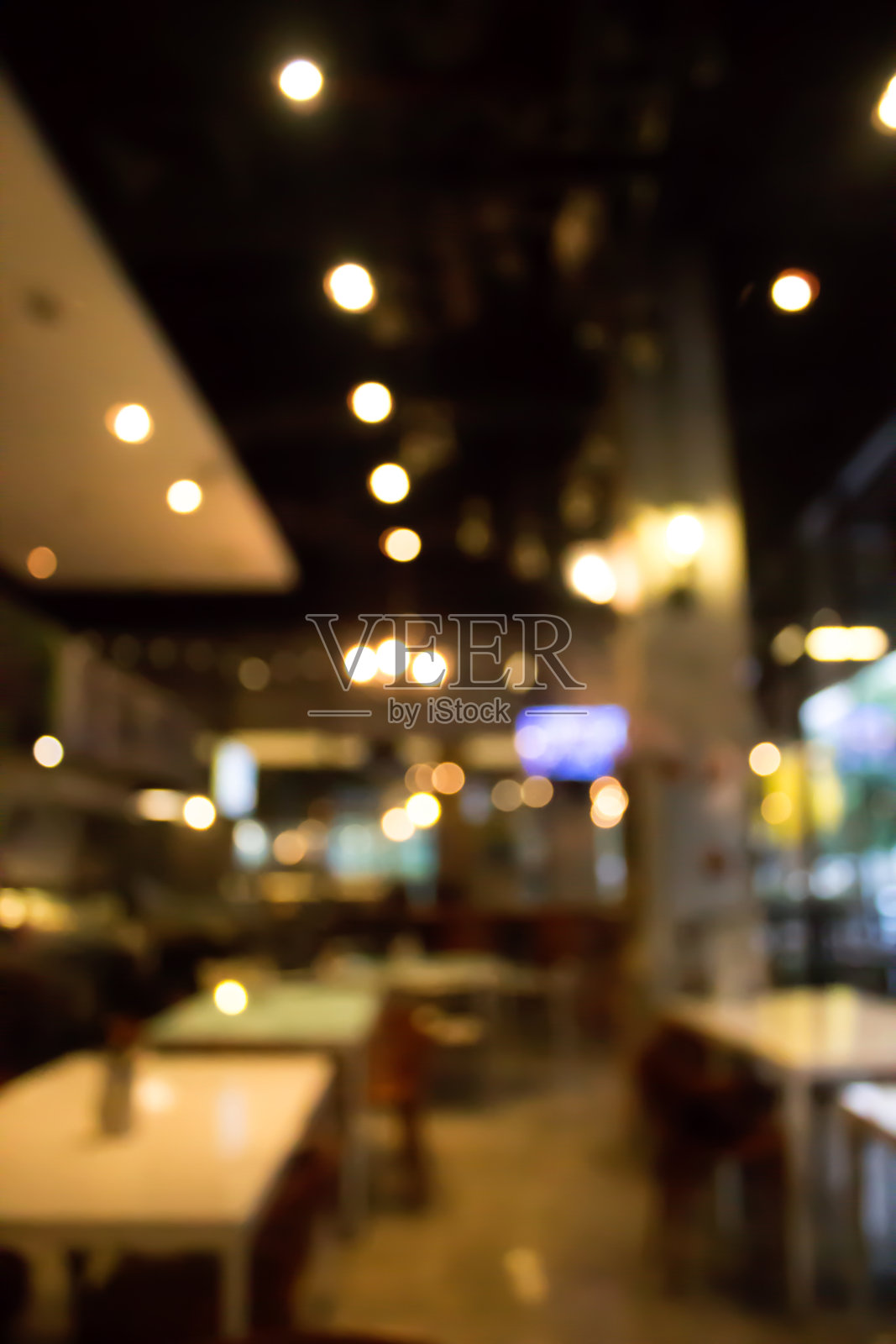 咖啡馆用散景模糊背景。餐厅抽象的散焦。照片摄影图片