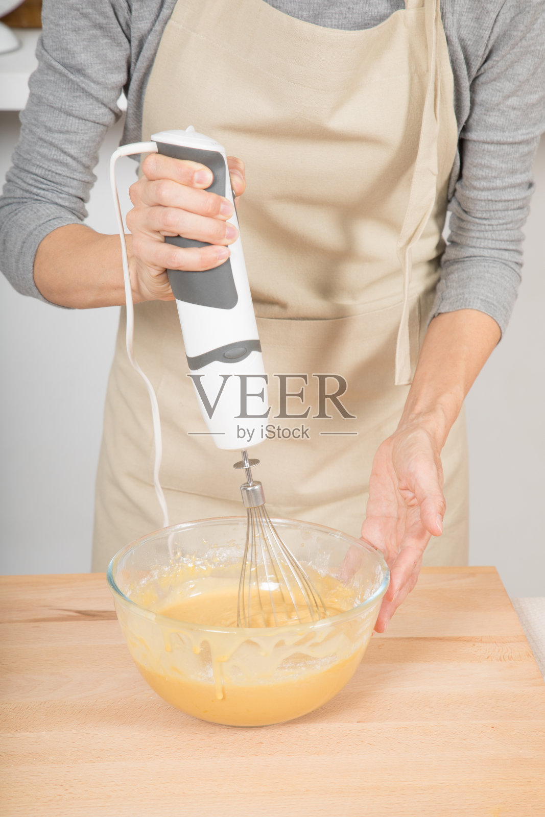 女人用电动搅拌器搅打奶油的细节照片摄影图片