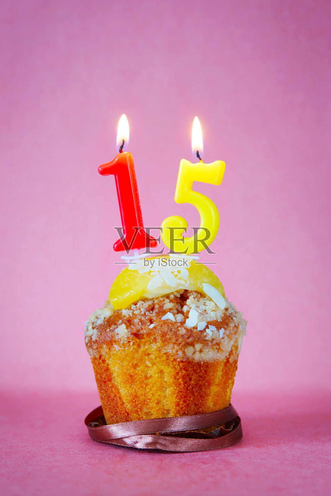 十五号是松饼，上面点着生日蜡烛照片摄影图片