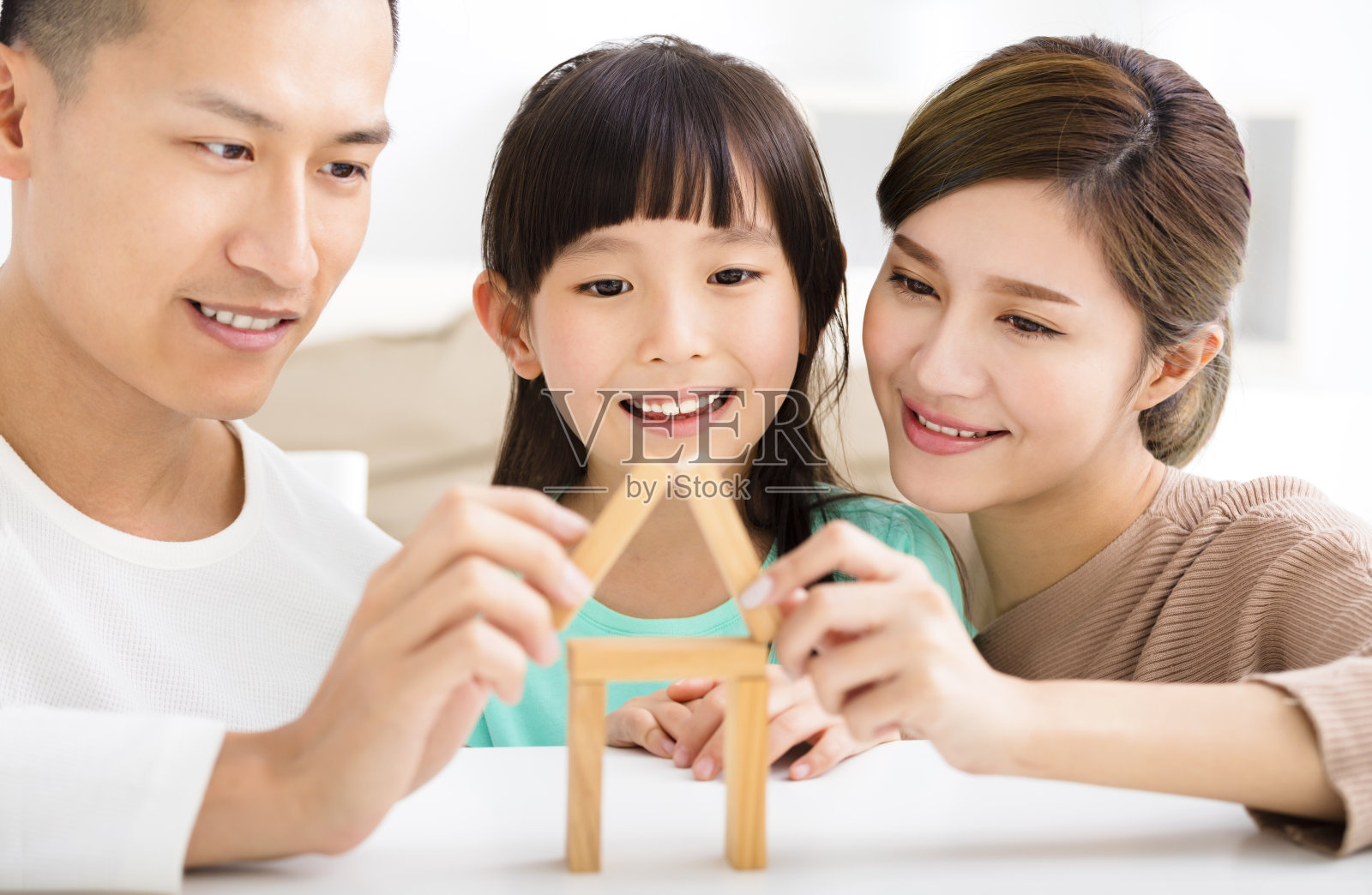 快乐的家庭玩玩具积木照片摄影图片