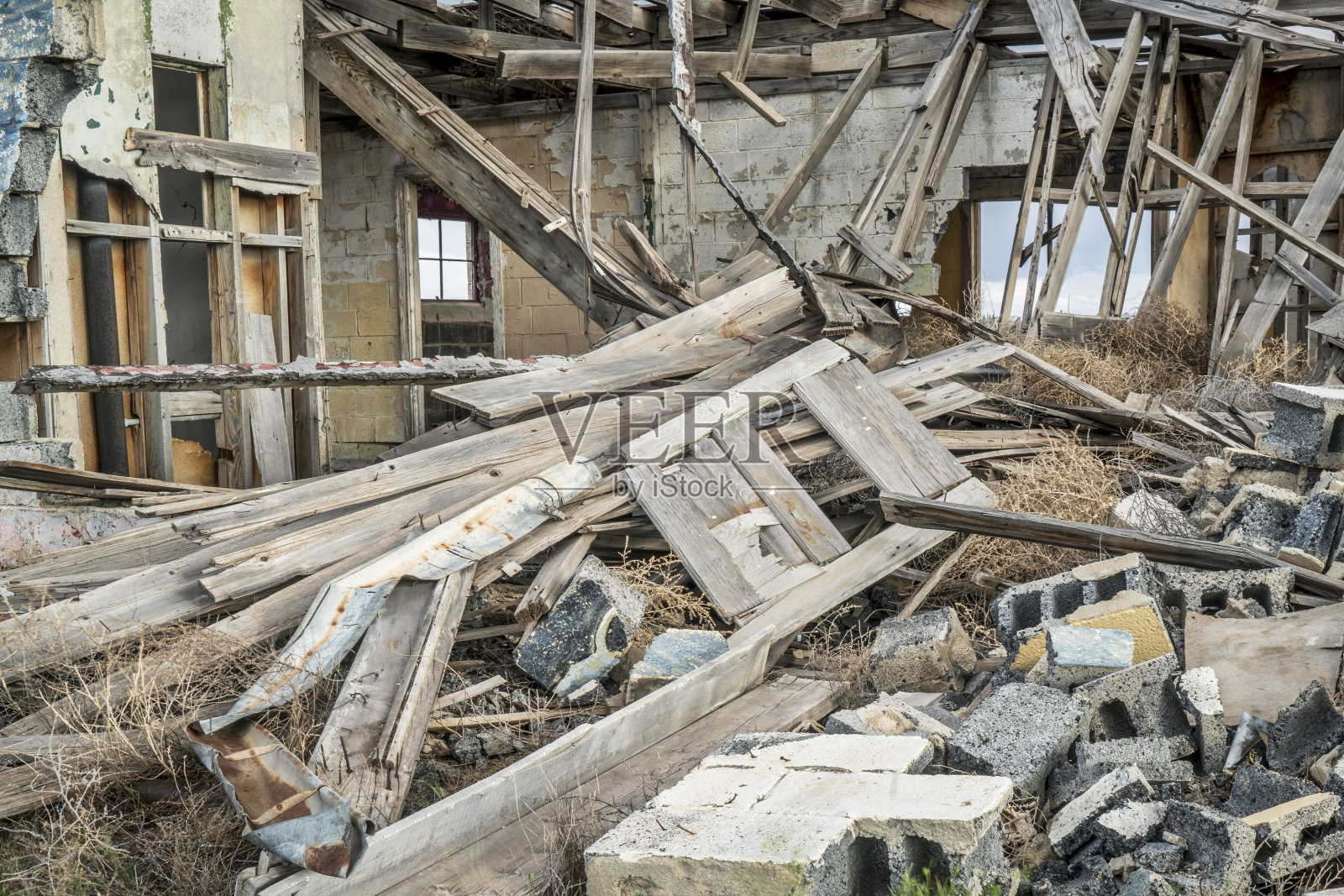 倒塌的旧木屋照片摄影图片