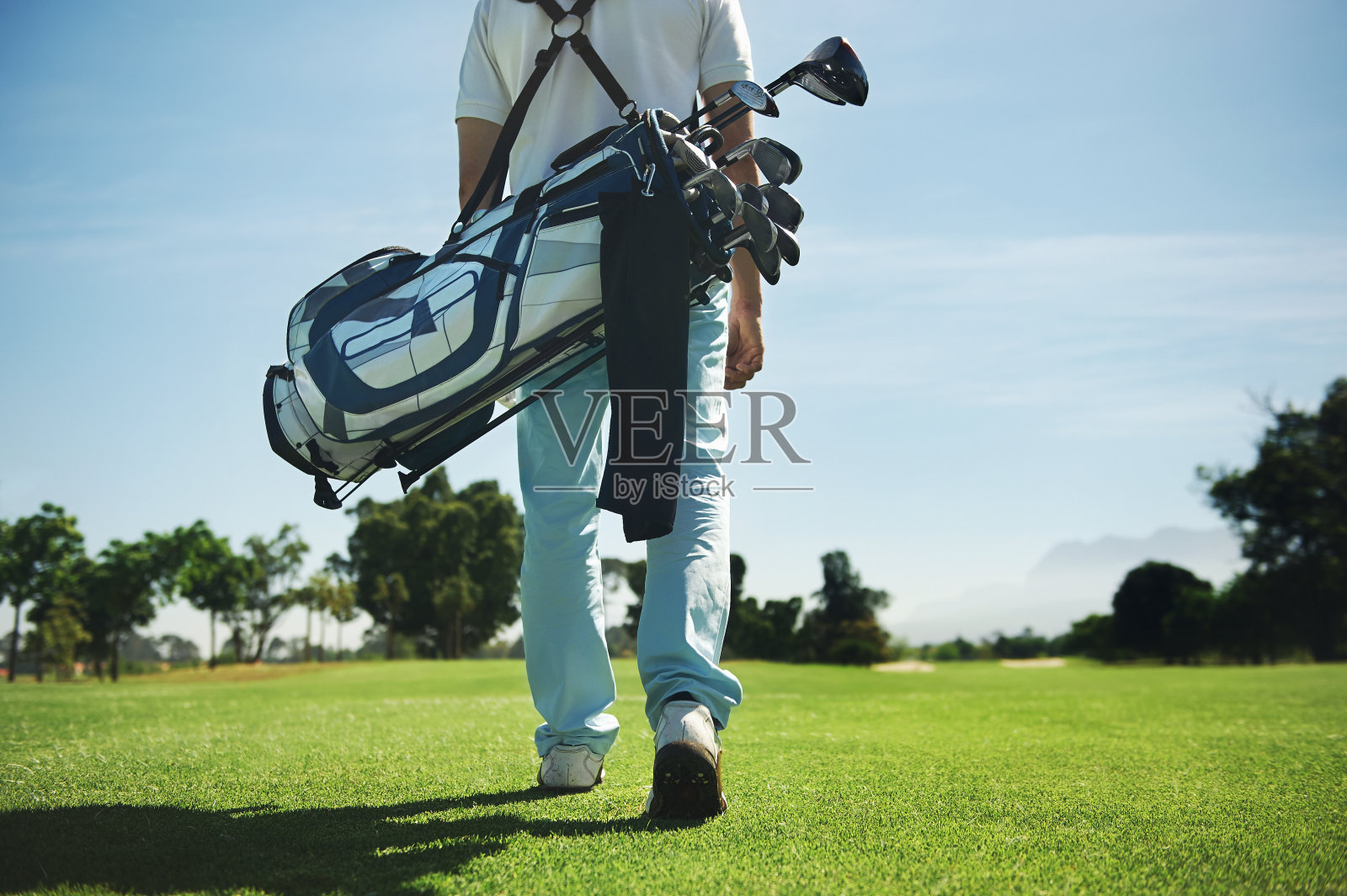 高尔夫球袋的男人照片摄影图片