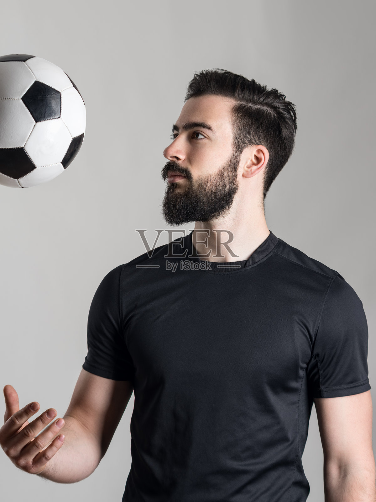 小胡子足球运动员扔球的侧视图照片摄影图片