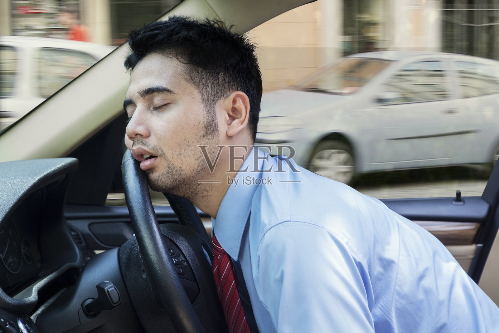 疲惫的年轻人睡在车里照片摄影图片