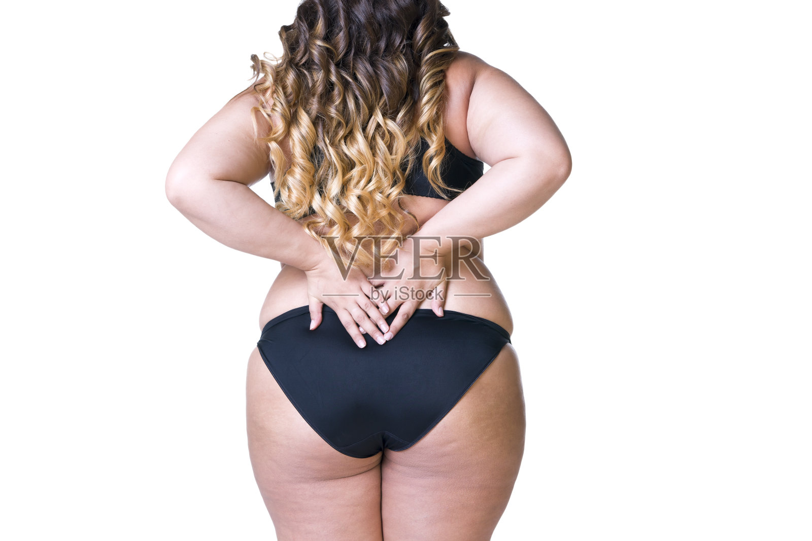 女性身体超重，大腿上有蜂窝织炎的肥胖女性照片摄影图片