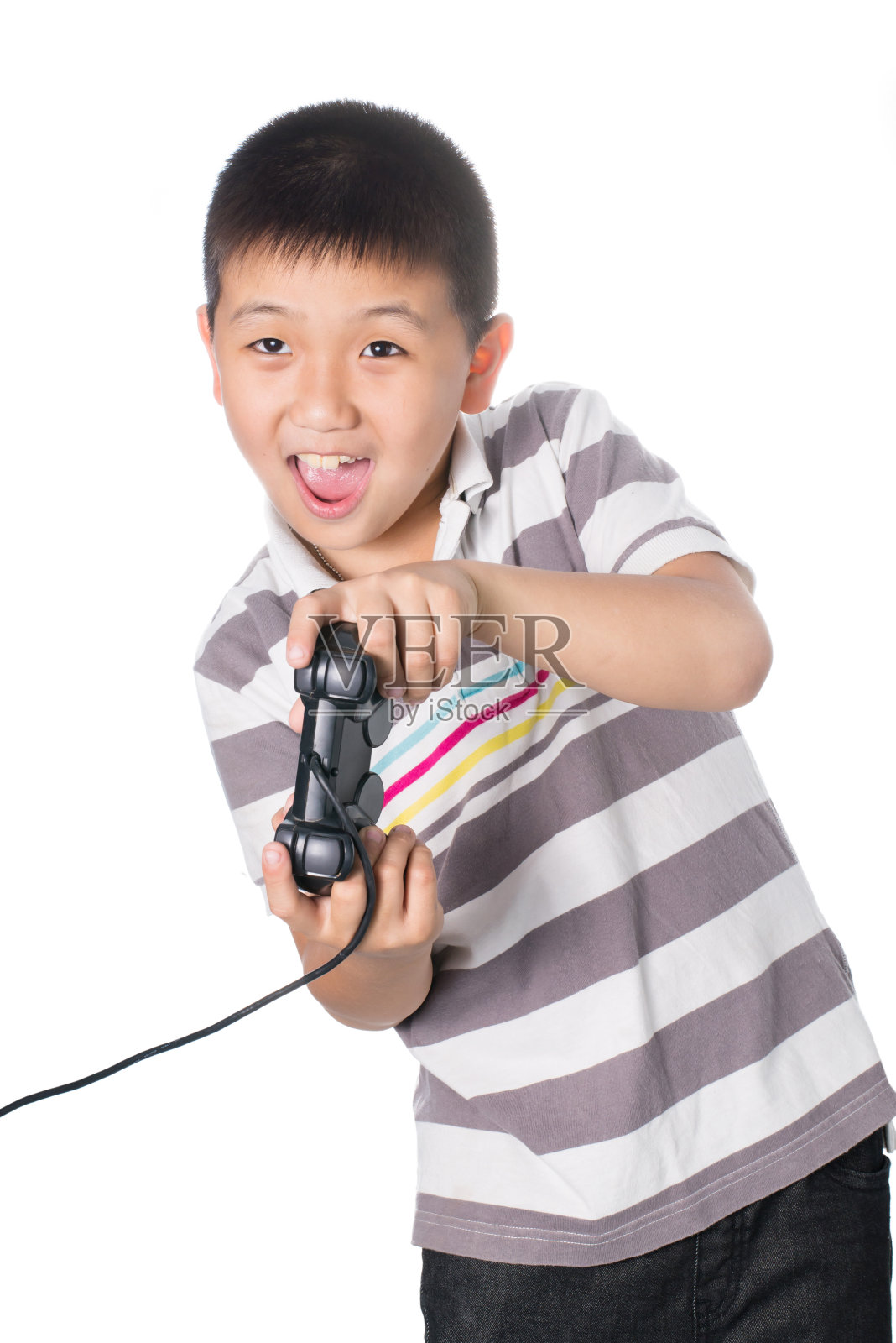 亚洲男孩用操纵杆玩电子游戏，与世隔绝照片摄影图片