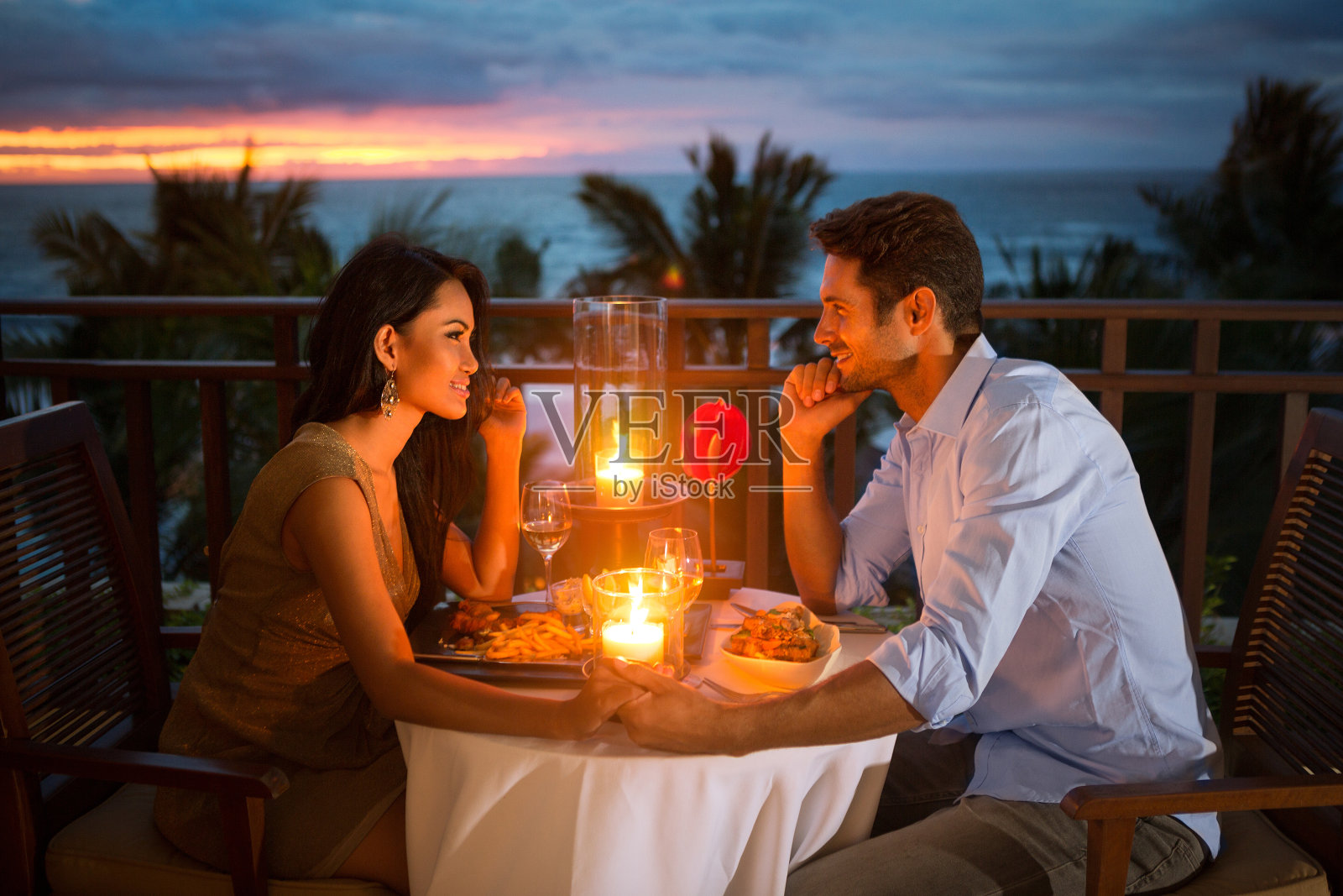 浪漫的情侣在户外吃晚餐照片摄影图片