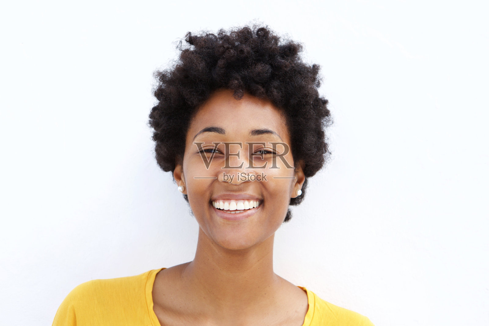 一个微笑的年轻黑人妇女的特写照片摄影图片