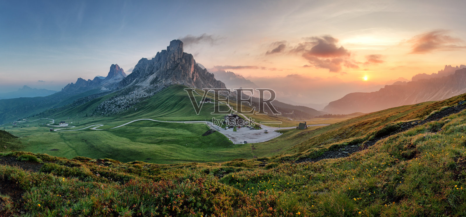 意大利白云石阿尔卑斯山脉的自然全景。照片摄影图片