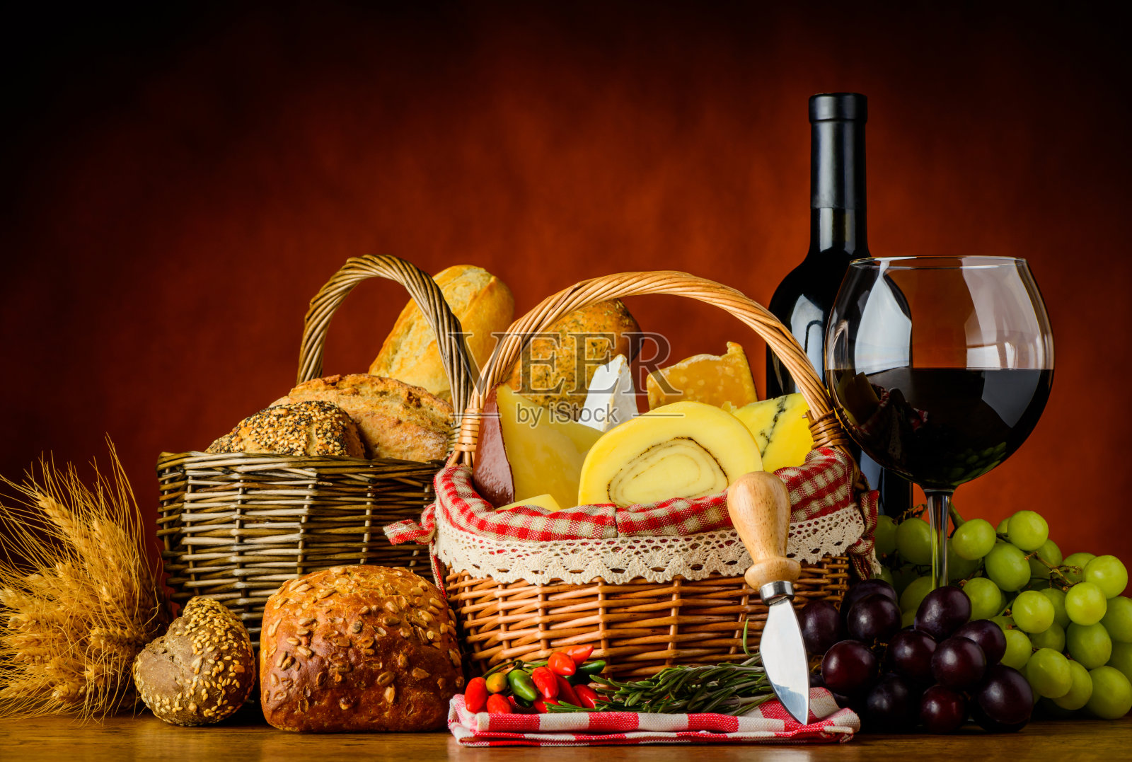 葡萄酒、面包和奶酪照片摄影图片