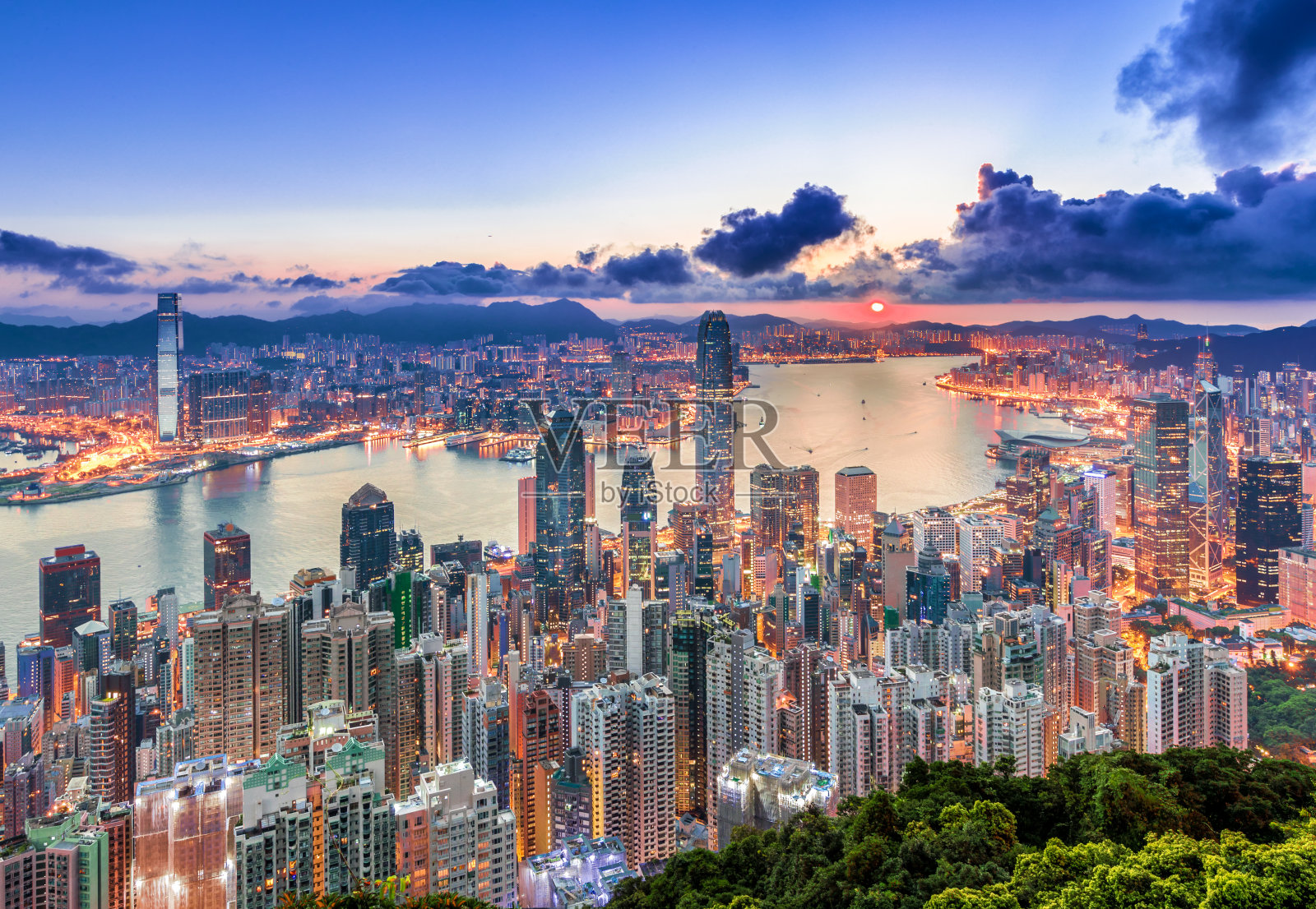 日出时从山顶俯瞰香港市区照片摄影图片
